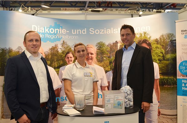 Informieren gemeinsam (von links): Johannes Klopprogge (geschäftsführender Vorstand Diakoniestation Bad Rappenau - Bad Wimpfen), Altenpflegeazubi Mersida Hodzic und Gerald Bürkert (Geschäftsführer Diakoniestation Heilbronn). Bild: Stefanie Pfäffle.